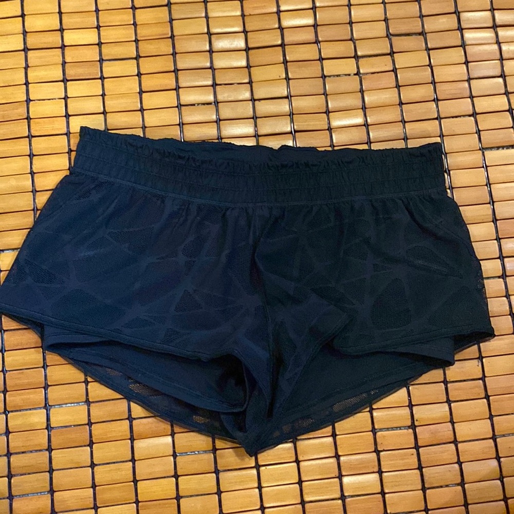 Lululemon mesh pattern black shorts